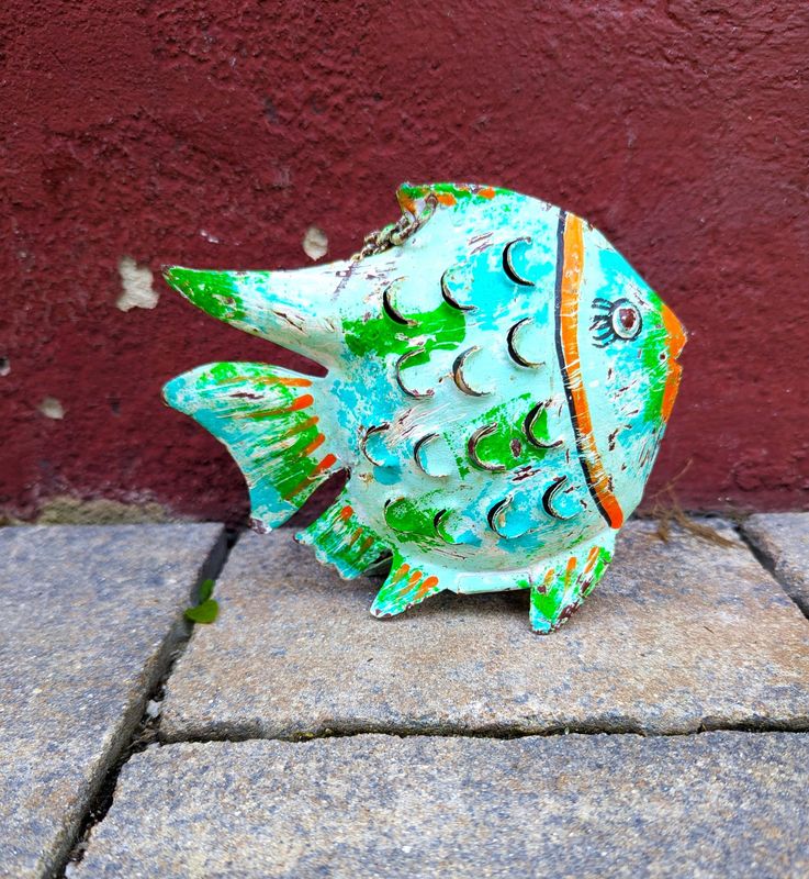 Fisch Discus Windlicht, zum Hängen; Metall, mintfarben mit grünen und orangen Akzente; H14cm B6,5cm L16cm; KettenL ca. 19cm Fisch Discus Windlicht, zum Hängen; Metall, mintfarben mit grünen und orangen Akzente; H14cm B6,5cm L16cm; KettenL ca. 19cm