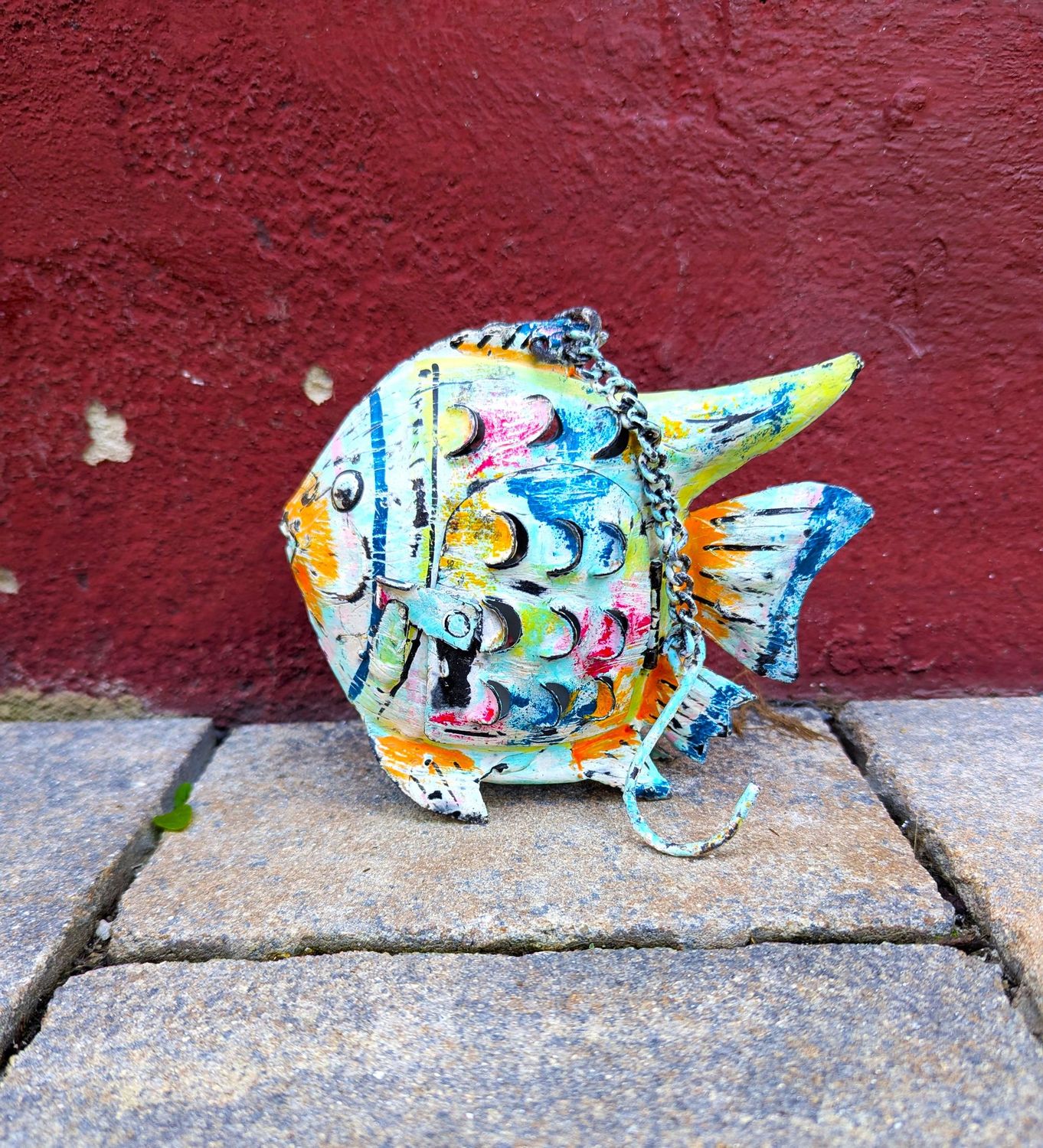 Fisch Discus Windlicht, zum Hängen; Metall, cremefarben mit leicht gelben, roten, blauen, orangen und mintfarbenen Akzenten;  H14cm B6,5cm L16cm; KettenL ca 19cm