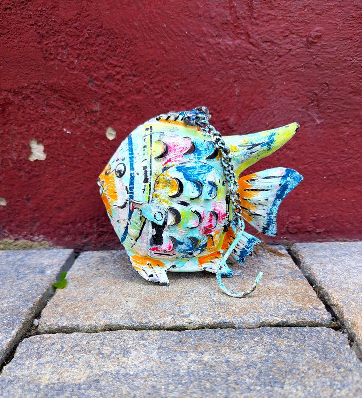 Fisch Discus Windlicht, zum Hängen; Metall, cremefarben mit leicht gelben, roten, blauen, orangen und mintfarbenen Akzenten; H14cm B6,5cm L16cm; KettenL ca 19cm Fisch Discus Windlicht, zum Hängen; Metall, cremefarben mit leicht gelben, roten, blauen, orangen und mintfarbenen Akzenten; H14cm B6,5cm L16cm; KettenL ca 19cm