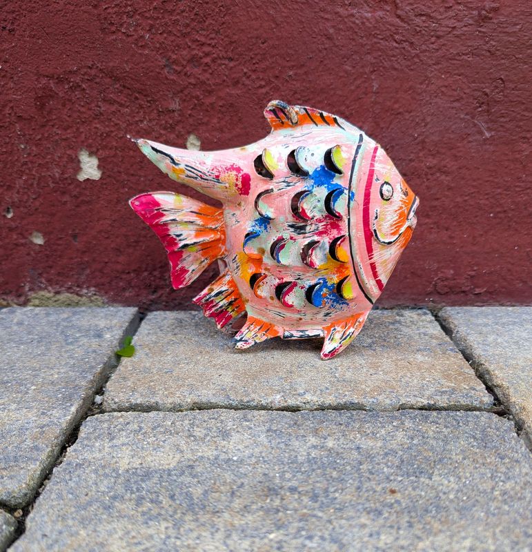 Fisch Discus Windlicht, zum Hängen; Metall, Mix aus rosa, rot, orange, mit dunkelblauen Akzenten; H14cm B6,5cm L16cm KetteL ca. 19cm Fisch Discus Windlicht, zum Hängen; Metall, Mix aus rosa, rot, orange, mit dunkelblauen Akzenten; H14cm B6,5cm L16cm KetteL ca. 19cm