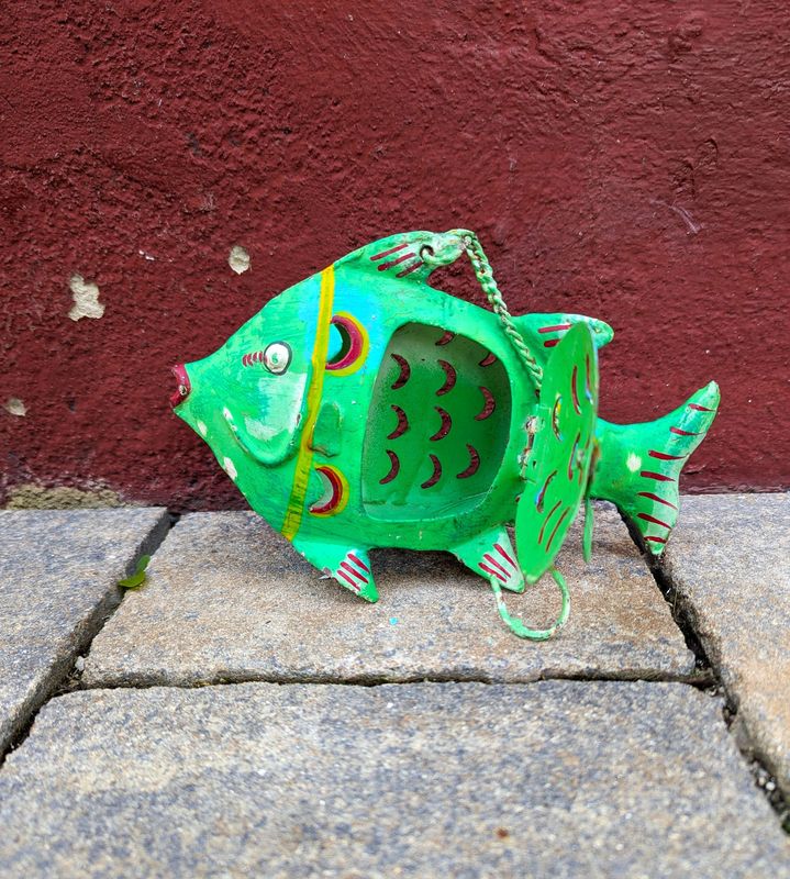 Fisch Windlicht, zum Hängen; Metall, grünblau used Optik H13cm B6cm L19,5cm; KettenL ca. 18cm Fisch Windlicht, zum Hängen; Metall, grünblau used Optik H13cm B6cm L19,5cm; KettenL ca. 18cm