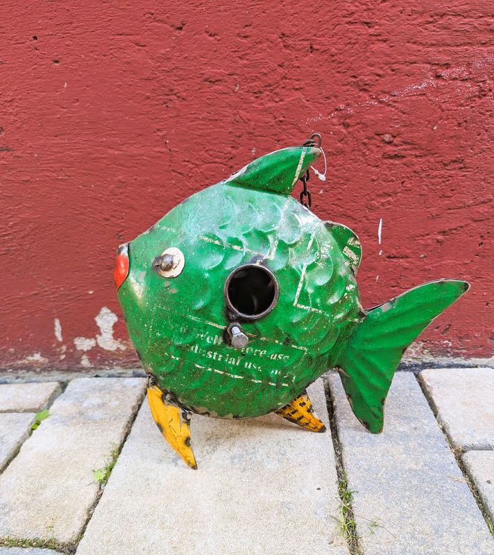 Fisch-Vogelhaus, Metall, upcycelt aus altem Blech; vintage grün/gelb; Unikat; H26cm B10-11cm L31cm; zum Stellen und Hängen Fisch-Vogelhaus, Metall, upcycelt aus altem Blech; vintage grün/gelb; Unikat; H26cm B10-11cm L31cm; zum Stellen und Hängen