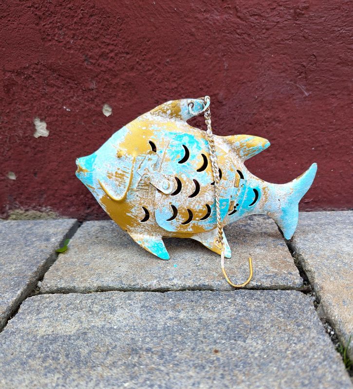 Fisch Windlicht zum Hängen, Metall; weiß mit türkisen und goldenen Akzenten; H29cm B,5-12cm L34cm; Fisch Windlicht zum Hängen, Metall; weiß mit türkisen und goldenen Akzenten; H29cm B,5-12cm L34cm;