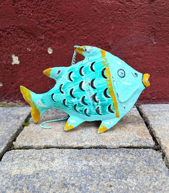 Fisch Windlicht zum Hängen, Metall; helltürkis mit orangen Akzenten; H29cm B,5-12cm L34cm; Fisch Windlicht zum Hängen, Metall; helltürkis mit orangen Akzenten; H29cm B,5-12cm L34cm;