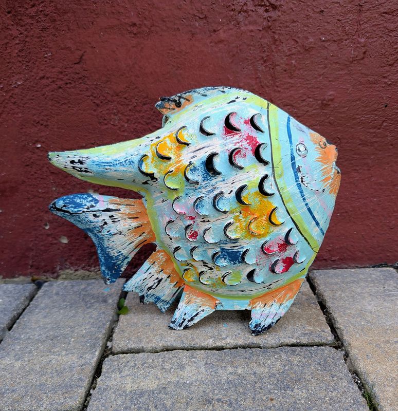 Fisch Discus Windlicht, zum Hängen; Metall, mintfarben mit orangen, blauen und roten Akzente; H20,5cm B6,5-7,5cm L26,5cm; Fisch Discus Windlicht, zum Hängen; Metall, mintfarben mit orangen, blauen und roten Akzente; H20,5cm B6,5-7,5cm L26,5cm;