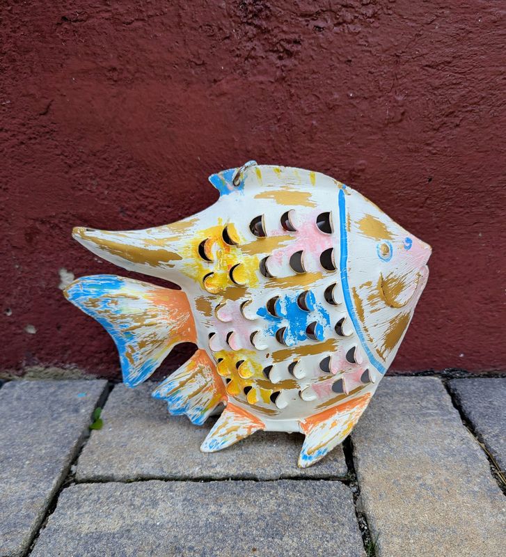 Fisch Discus Windlicht, zum Hängen; Metall, cremefarben mit orangen, blauen und goldenen Akzente; H20,5cm B6,5-7,5cm L26,5cm; Fisch Discus Windlicht, zum Hängen; Metall, cremefarben mit orangen, blauen und goldenen Akzente; H20,5cm B6,5-7,5cm L26,5cm;