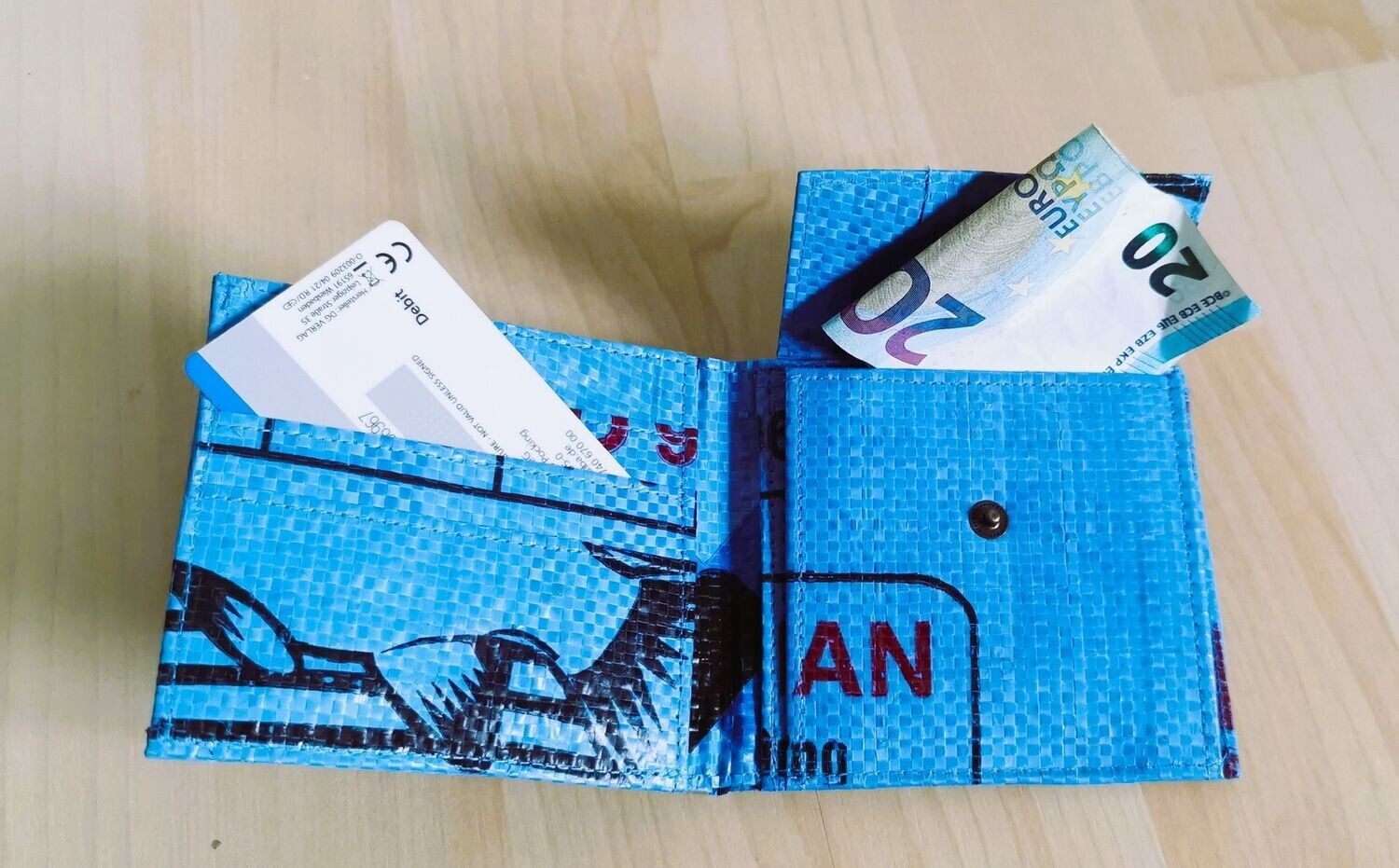 Geldbörse klappbar ozeanblau, innen weiß/türkis; aus recyceltem Kunststoffsack; H9,5cm B11cm, wasserdicht, robust, stylish