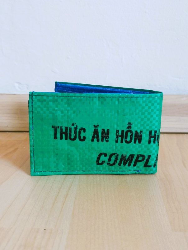 Geldbörse mini irisch grün, innen ozeanblau; aus recyceltem Kunststoffsack; H7cm B10,5cm; wasserdicht, robust, stylish----Abverkauf statt 24,50€ Geldbörse mini irisch grün, innen ozeanblau; aus recyceltem Kunststoffsack; H7cm B10,5cm; wasserdicht, robust, stylish----Abverkauf statt 24,50€
