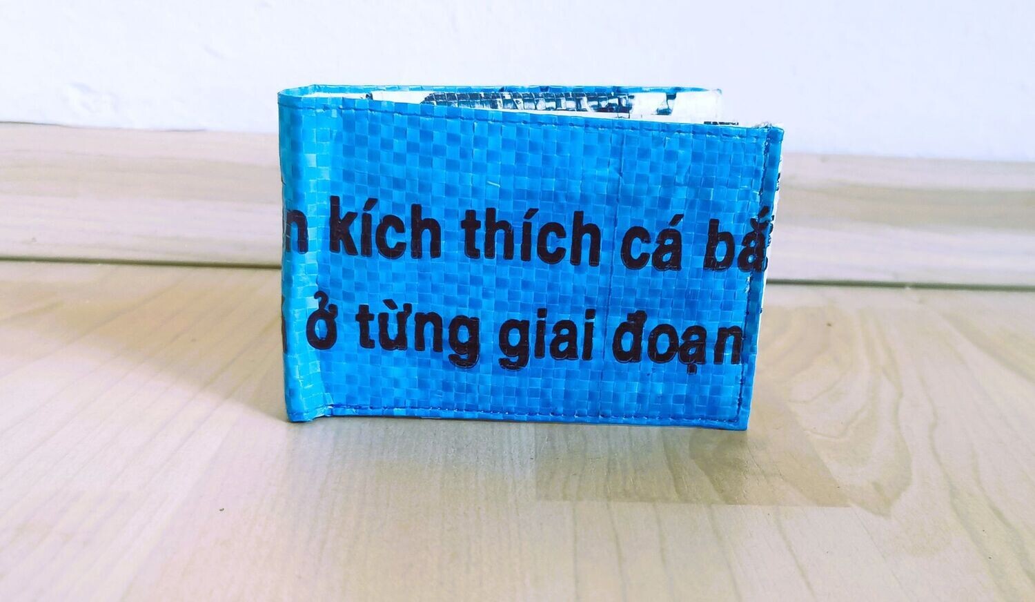 Geldbörse mini ozeanblau, innen weiß/schwarz; aus recyceltem Kunststoffsack; H7cm B10,5cm; wasserdicht, robust, stylish----Abverkauf statt 24,50€