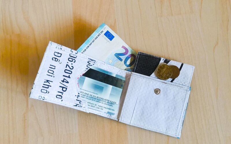 Geldbörse mini ozeanblau, innen weiß/schwarz; aus recyceltem Kunststoffsack; H7cm B10,5cm; wasserdicht, robust, stylish