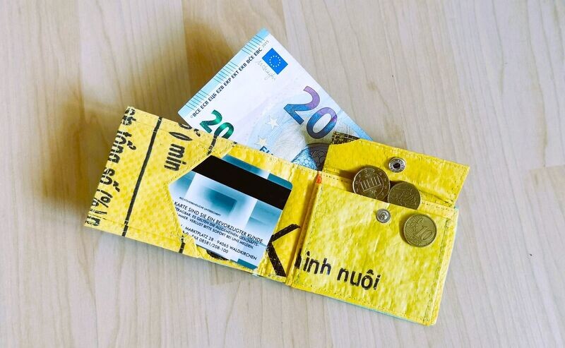 Geldbörse mini light grün, innen gelb/schwarz; aus recyceltem Kunststoffsack; H7cm B10,5cm; wasserdicht, robust, stylish