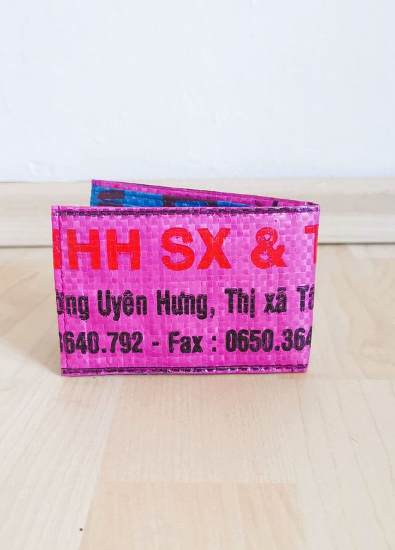 Geldbörse mini pink, innen ozeanblau; aus recyceltem Kunststoffsack; H7cm B10,5cm; wasserdicht, robust, stylish----Abverkauf statt 24,50€ Geldbörse mini pink, innen ozeanblau; aus recyceltem Kunststoffsack; H7cm B10,5cm; wasserdicht, robust, stylish----Abverkauf statt 24,50€