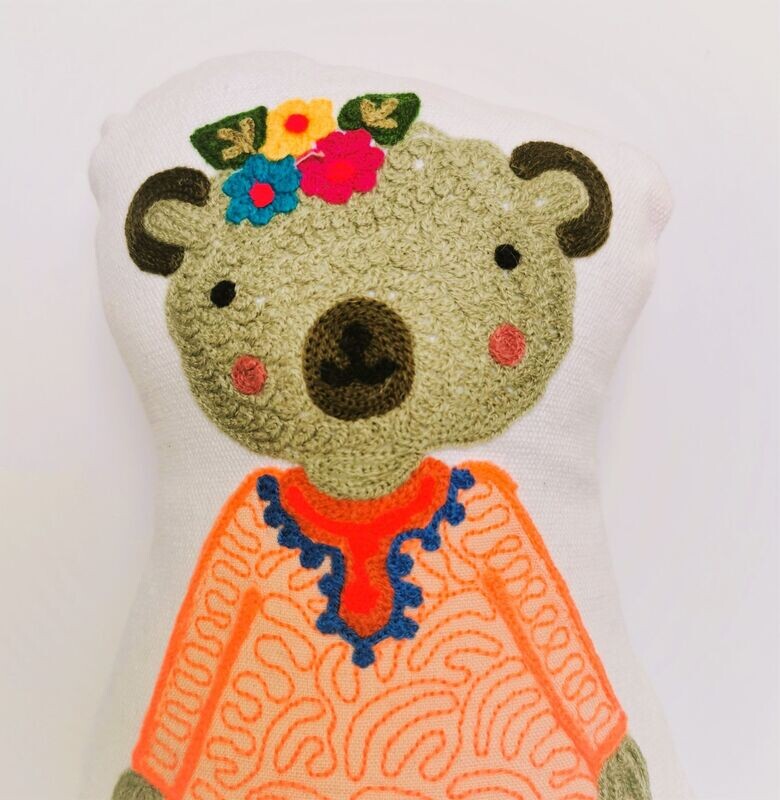 Deko-Kissen Frau Bär, ca. H28,5cm B19cm; Sonderpreis statt 21,50 Deko-Kissen Frau Bär, ca. H28,5cm B19cm; Sonderpreis statt 21,50