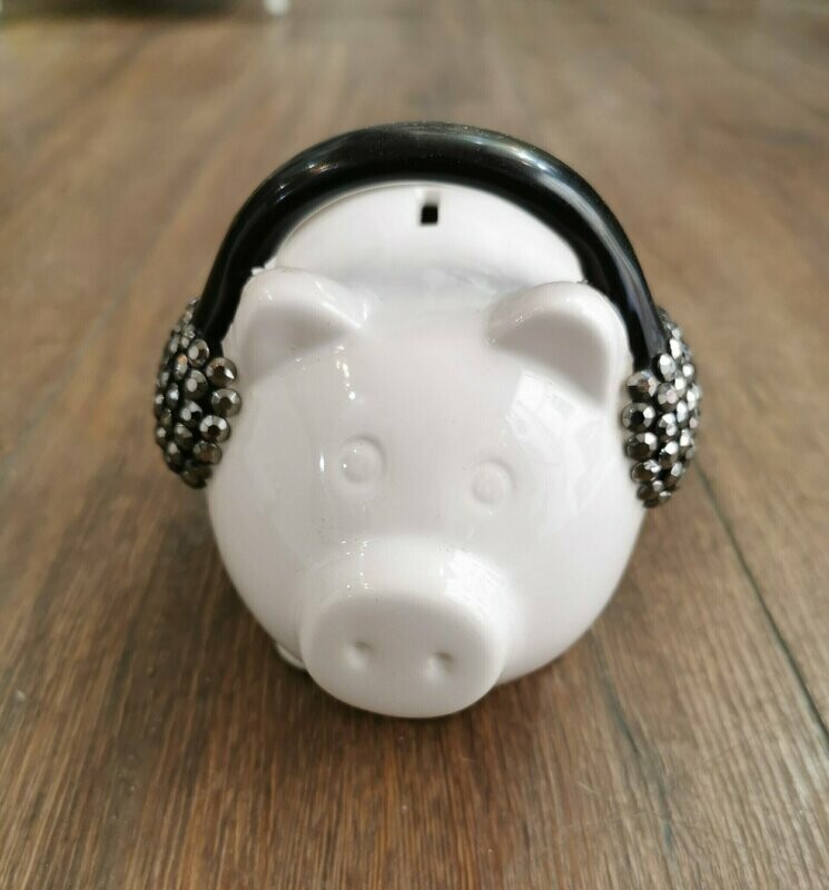 Sparschwein Dijane mit Kopfhörer, ca. H13,5cm L16cm T10,5cm, Keramik Sparschwein Dijane mit Kopfhörer, ca. H13,5cm L16cm T10,5cm, Keramik