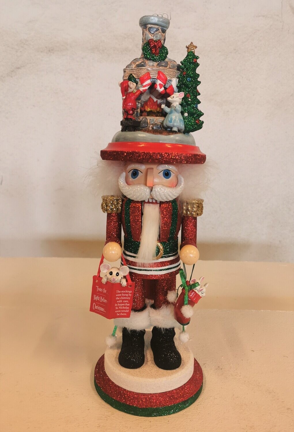 Nussknacker Joel, H43cm B13cm; Holz bemalt und beglittert Nussknacker Joel, H43cm B13cm; Holz bemalt und beglittert