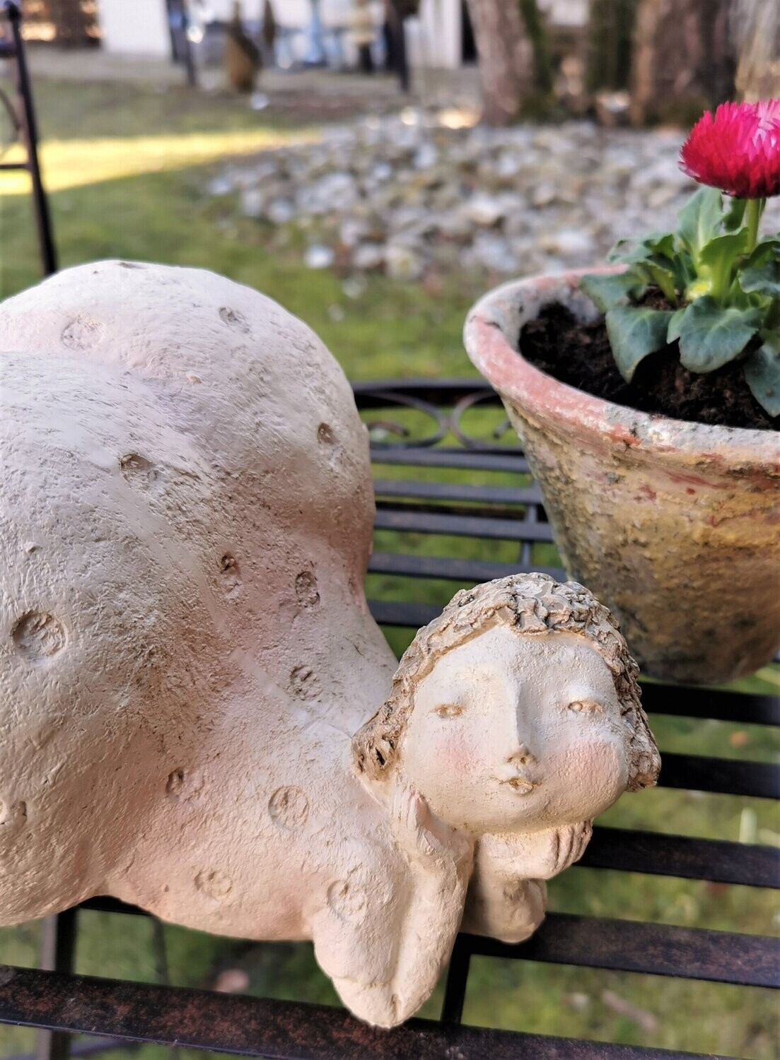 Figur "Relaxing Queen" für den Garten, Kunstharz; H14cm B18cm T26cm