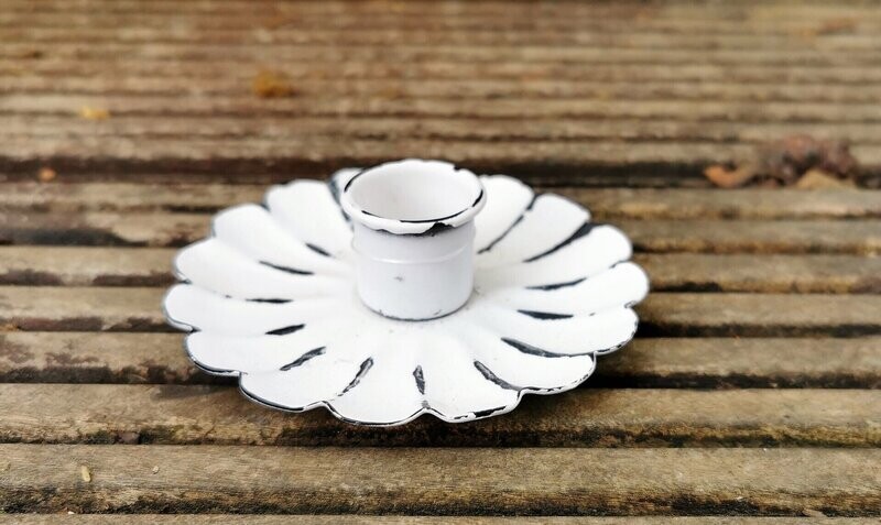 Kerzenhalter für Stabkerzen; Metall weiß gewischt, used Optik; H2,5cm dm 9cm---Abverkauf statt 8,50€ Kerzenhalter für Stabkerzen; Metall weiß gewischt, used Optik; H2,5cm dm 9cm---Abverkauf statt 8,50€