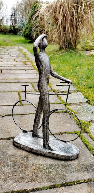 Figur Silhouette Radfahrer, Kunstharz, unregelmäßige Struktur; H33cmB8,5cmL21cm; versilbert, auf Sockel Figur Silhouette Radfahrer, Kunstharz, unregelmäßige Struktur; H33cmB8,5cmL21cm; versilbert, auf Sockel