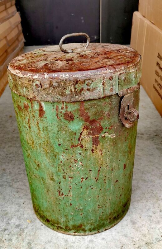 Kleinmöbel Tonne,Metall, antik; H32 dm24cm; Vintage grün, mit Tragegriff oben am Deckel, verschließbar Kleinmöbel Tonne,Metall, antik; H32 dm24cm; Vintage grün, mit Tragegriff oben am Deckel, verschließbar