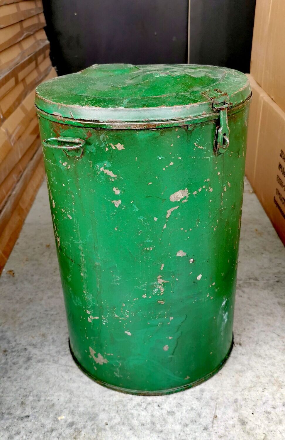 Kleinmöbel Tonne,Metall, echt antik; H42,5 dm28,5cm; tannengrün, mit kleinen Henkeln an beiden Seiten; verschließbar----Abverkauf statt 69,50€ Kleinmöbel Tonne,Metall, echt antik; H42,5 dm28,5cm; tannengrün, mit kleinen Henkeln an beiden Seiten; verschließbar----Abverkauf statt 69,50€