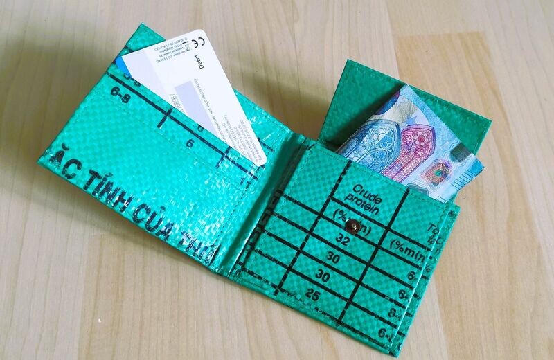 Geldbörse klappbar irisch grün, innen ozeanblau; aus recyceltem Kunststoffsack; H9,5cm B11cm, wasserdicht, robust, stylish
