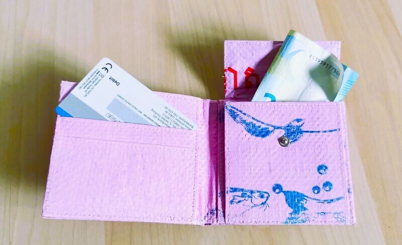 Geldbörse klappbar light rosé, innen weiß/türkis; aus recyceltem Kunststoffsack; H9,5cm B11cm, wasserdicht, robust, stylish