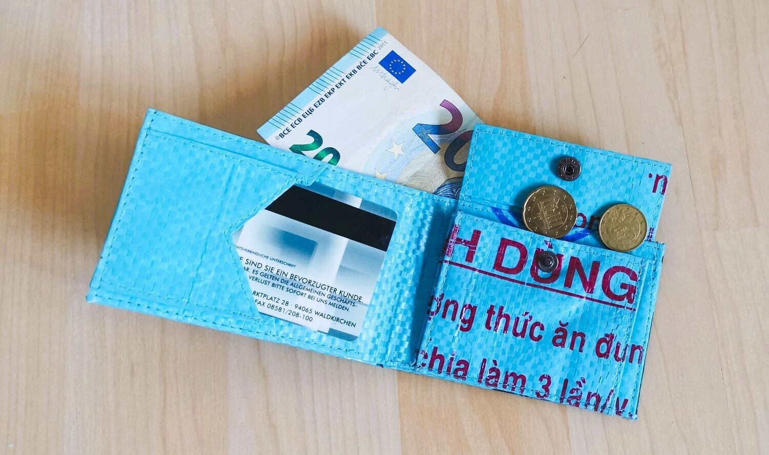 Geldbörse mini eisblau, innen weiß; aus recyceltem Kunststoffsack; H7cm B10,5cm; wasserdicht, robust, stylish Geldbörse mini eisblau, innen weiß; aus recyceltem Kunststoffsack; H7cm B10,5cm; wasserdicht, robust, stylish