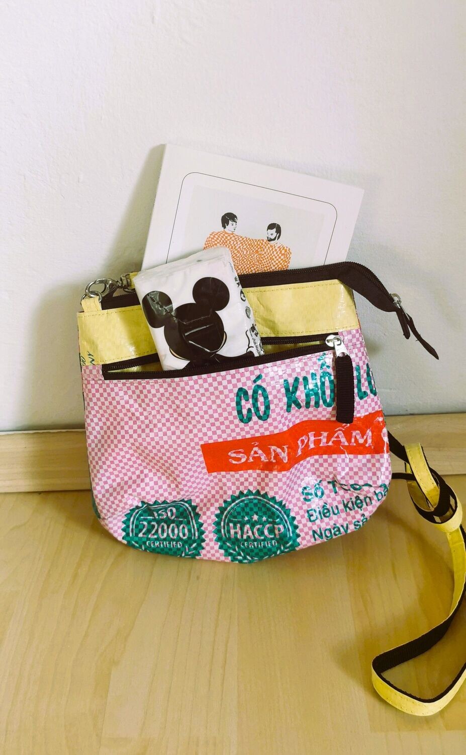 Tasche Mini rosa/gelb/irisch grün; aus recyceltem Fischfuttersack; mit langem Trageriemen; H17,5cm B18cm T4cm; wasserdicht, robust, stylish Tasche Mini rosa/gelb/irisch grün; aus recyceltem Fischfuttersack; mit langem Trageriemen; H17,5cm B18cm T4cm; wasserdicht, robust, stylish