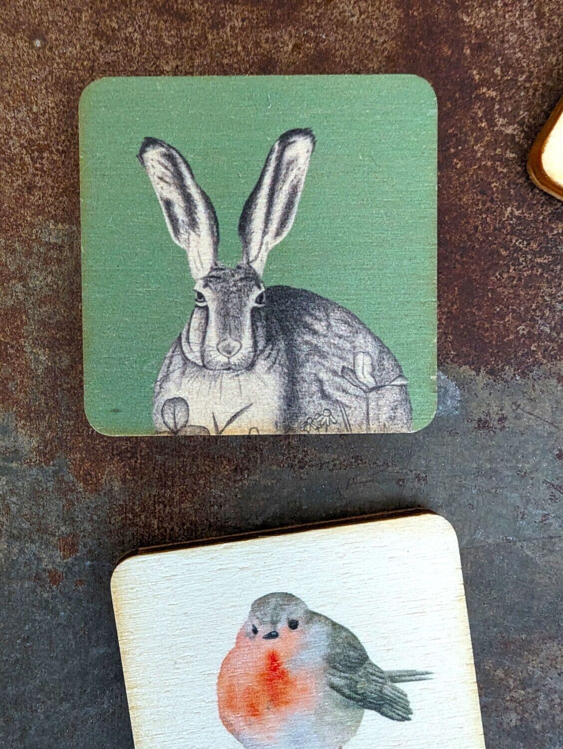Magnet Magnet "Hase weißschwarz" auf vintagegrünem Hintergrund Holz; 5,5 x 5,5cm; Künstlerarbeit, Druck der Zeichnung auf Holzplättchen