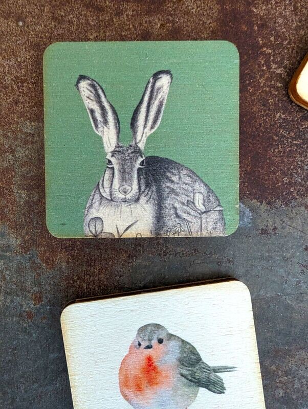 Magnet Magnet "Hase weißschwarz" auf vintagegrünem Hintergrund Holz; 5,5 x 5,5cm; Künstlerarbeit, Druck der Zeichnung auf Holzplättchen