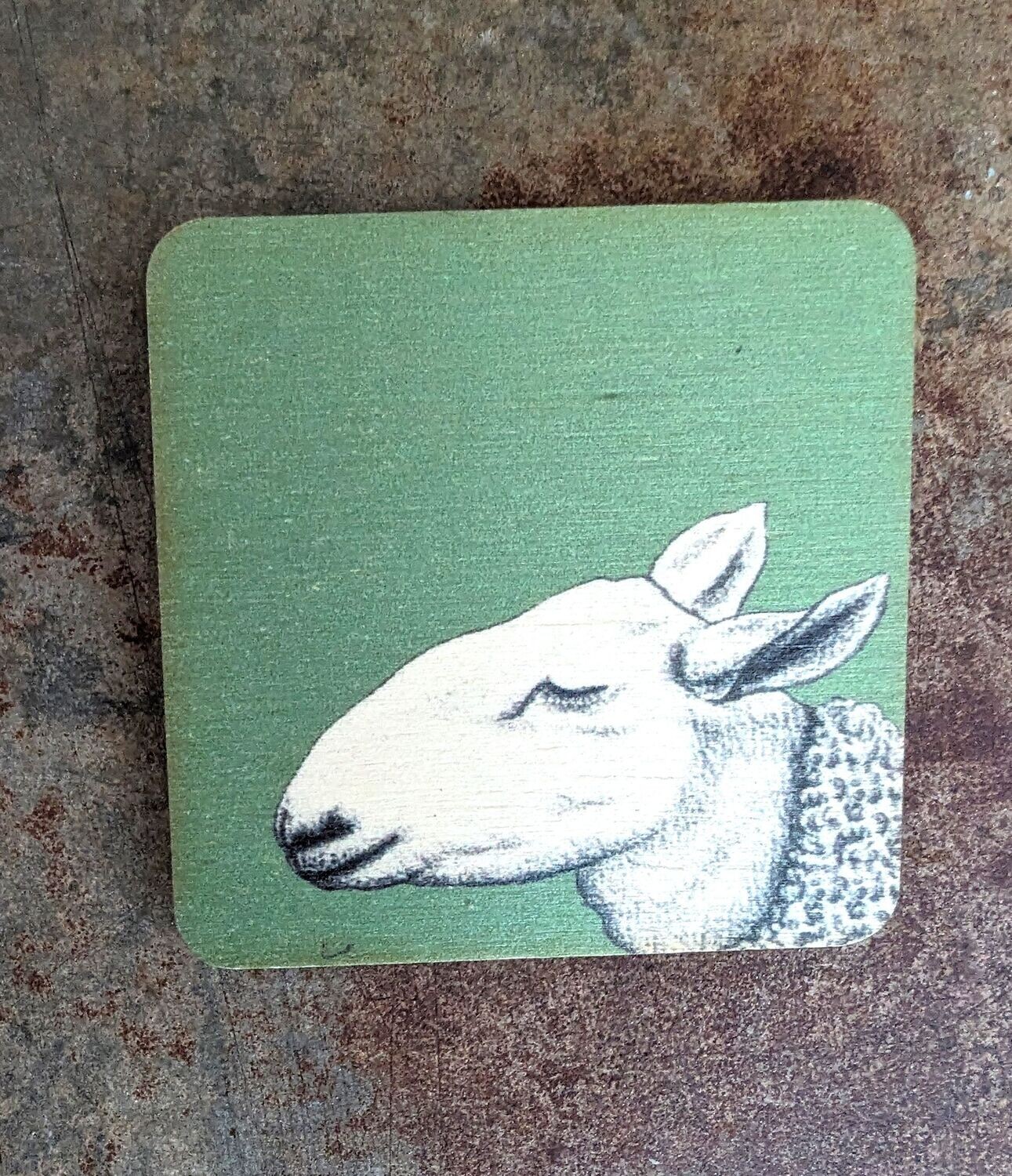 Magnet Magnet "Schaf" auf vintagegrünem Hintergrund Holz; 5,5 x 5,5cm; Künstlerarbeit, Druck der Zeichnung auf Holzplättchen