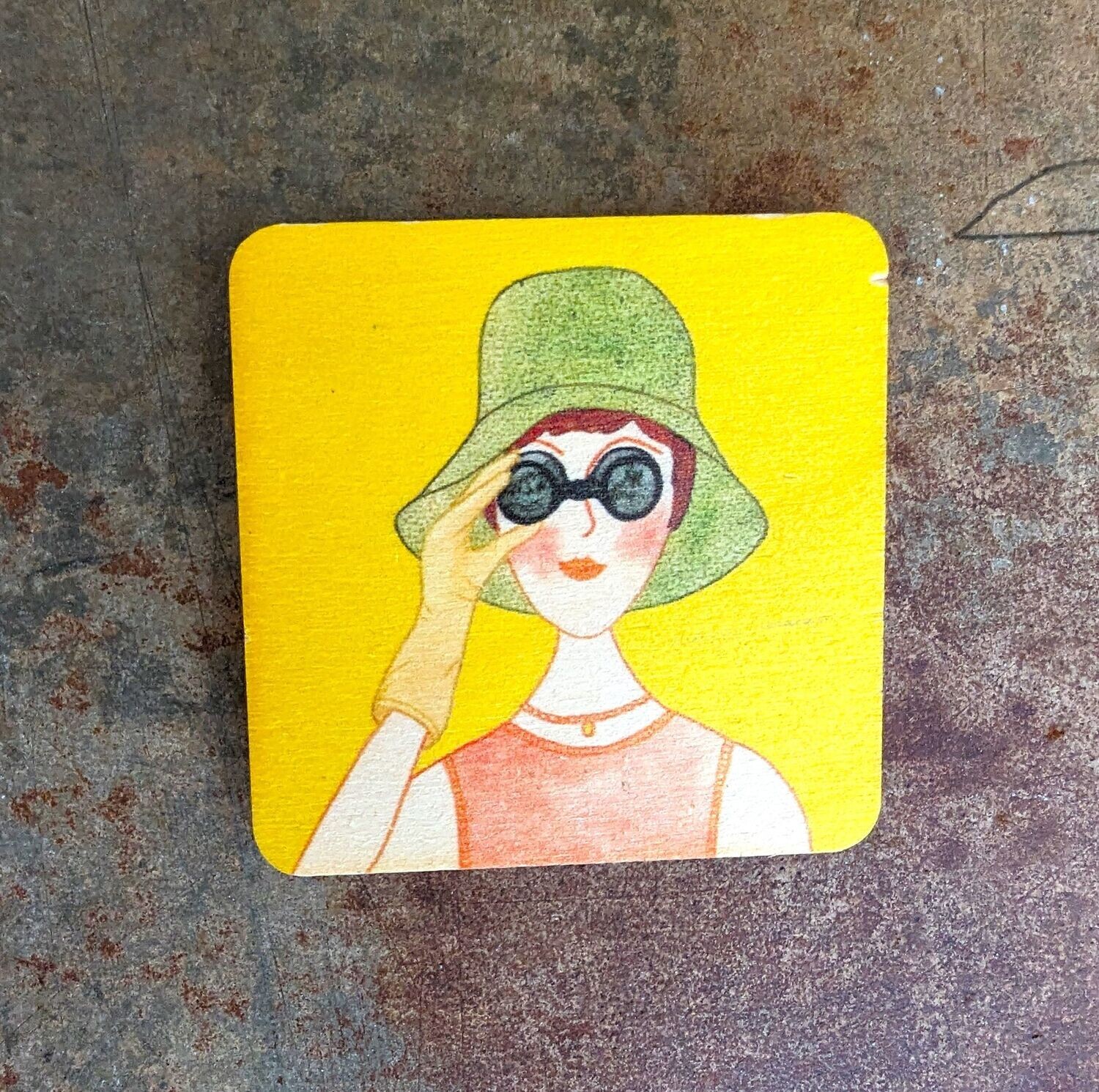 Magnet "Lady in red" auf sonnengelbem Hintergrund Holz; 5,5 x 5,5cm;  Künstlerarbeit, Druck der Zeichnung auf Holzplättchen
