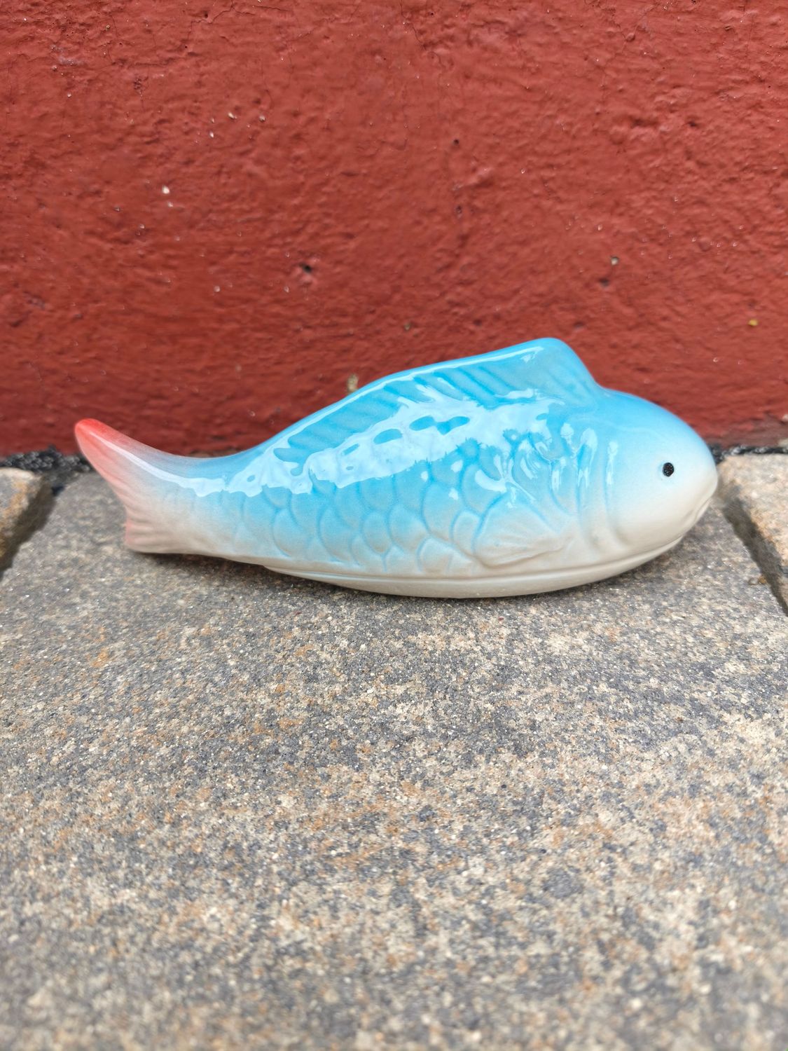 Schwimmfisch Porzellan, himmelblau/weiß mit rötlicher Schwanzflosse; L16cm B4,5cm H6,5cm;