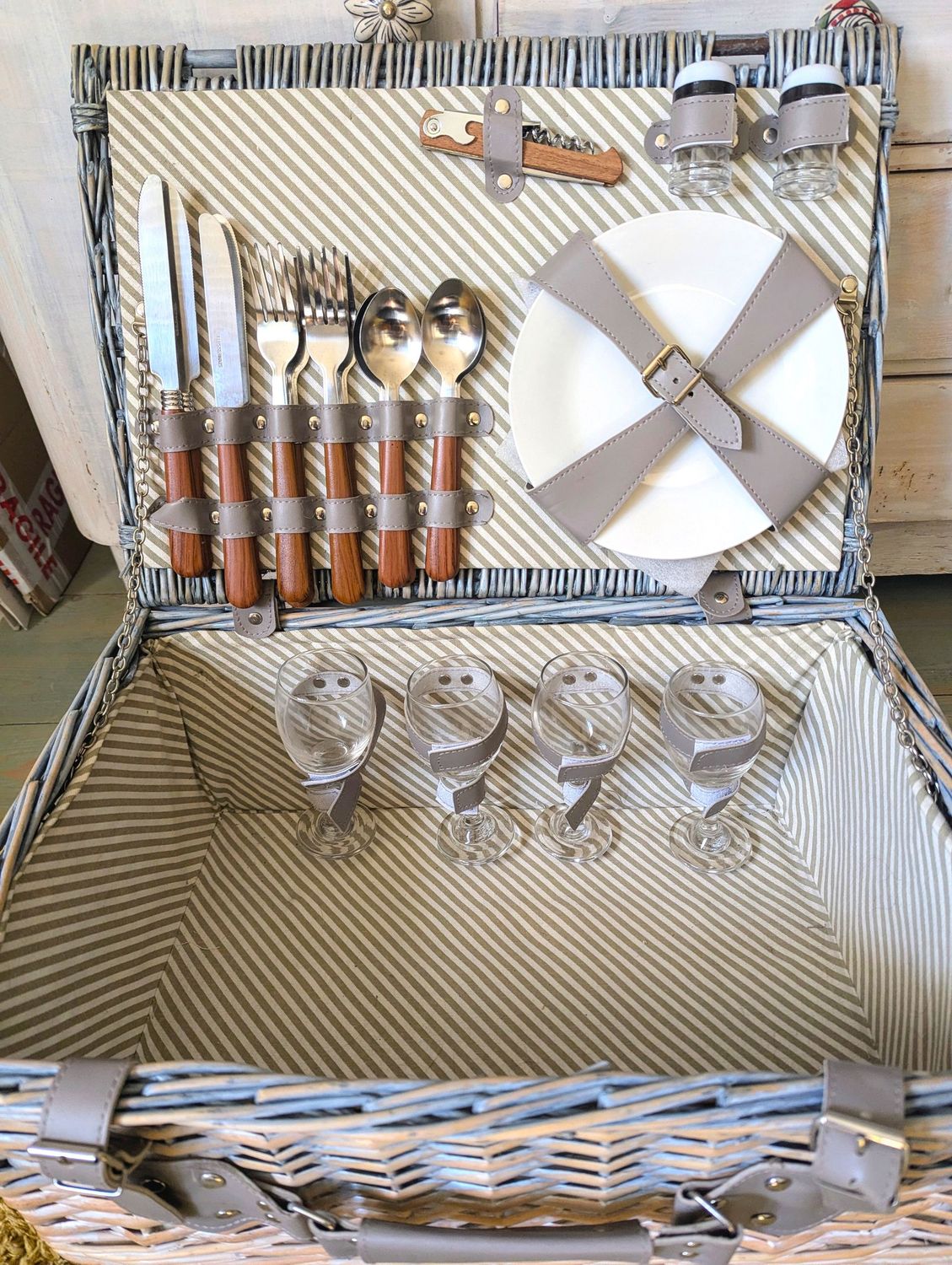 Picknick Korb Rattan für 4 Personen, mit Kunstledergriff und -verschlüssen; grau gewischt; H20cm B44cm T30cm; Deckel nach Öffnung mit Kette gehalten; viel Stauraum für Lebensmittel, Decke,ect. Picknick Korb Rattan für 4 Personen, mit Kunstledergriff und -verschlüssen; grau gewischt; H20cm B44cm T30cm; Deckel nach Öffnung mit Kette gehalten; viel Stauraum für Lebensmittel, Decke,ect.