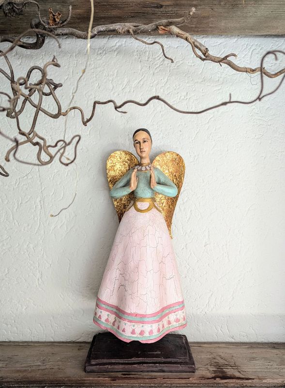 Engel Lausanne Kunstharz auf Sockel; Flügel Pappmache, Vintageoptik; rosè mint; H45cm B19cm, Sockel 20x13. ACHTUNG-kleines Stück am Kleid abgebrochen, daher SONDERPREIS statt 85,00 nur 70,00