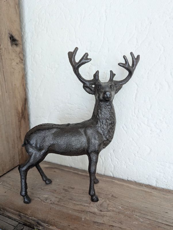 Hirschfigur Gußeisen dunkelbraun; H25cm B6,5cm L18cm; Hirschfigur Gußeisen dunkelbraun; H25cm B6,5cm L18cm;
