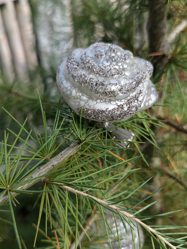 Baumschmuck Clip Rose Silber verglittert; Glas, Metallzwicker; Dm 7cm; Clipöffnung für Ast mit Dm bis 0,8cm Baumschmuck Clip Rose Silber verglittert; Glas, Metallzwicker; Dm 7cm; Clipöffnung für Ast mit Dm bis 0,8cm