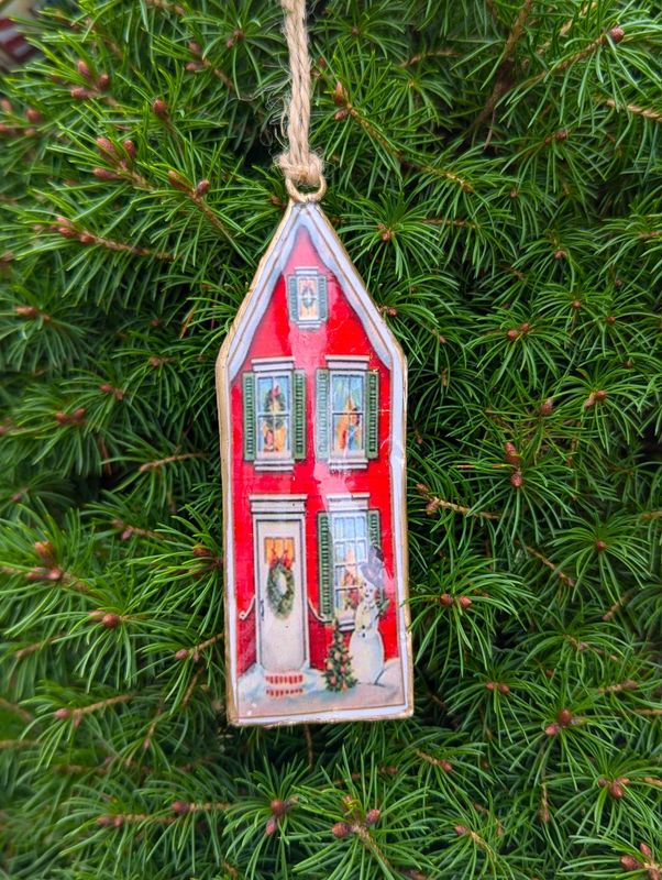 Nostalgischer Hänger weihnachtliches Haus, Metall, rot; beidseitig; mit Jutebändchen; H10cm B3,5cm T1cm Nostalgischer Hänger weihnachtliches Haus, Metall, rot; beidseitig; mit Jutebändchen; H10cm B3,5cm T1cm