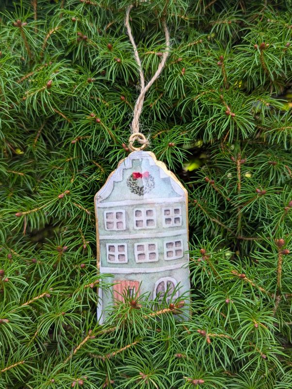 Nostalgischer Hänger weihnachtliches Haus, Metall, pastellgrün; beidseitig; mit Jutebändchen; H9,5cm B5cm T1cm Nostalgischer Hänger weihnachtliches Haus, Metall, pastellgrün; beidseitig; mit Jutebändchen; H9,5cm B5cm T1cm