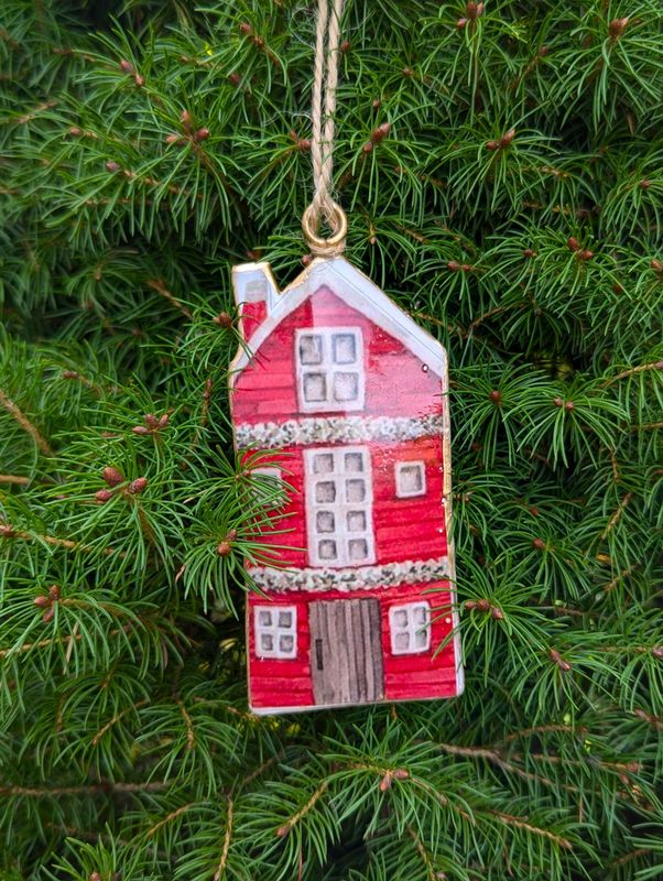 Nostalgischer Hänger weihnachtliches Haus, Metall, rot; beidseitig; mit Jutebändchen; H9,5cm B4,5cm T1cm Nostalgischer Hänger weihnachtliches Haus, Metall, rot; beidseitig; mit Jutebändchen; H9,5cm B4,5cm T1cm