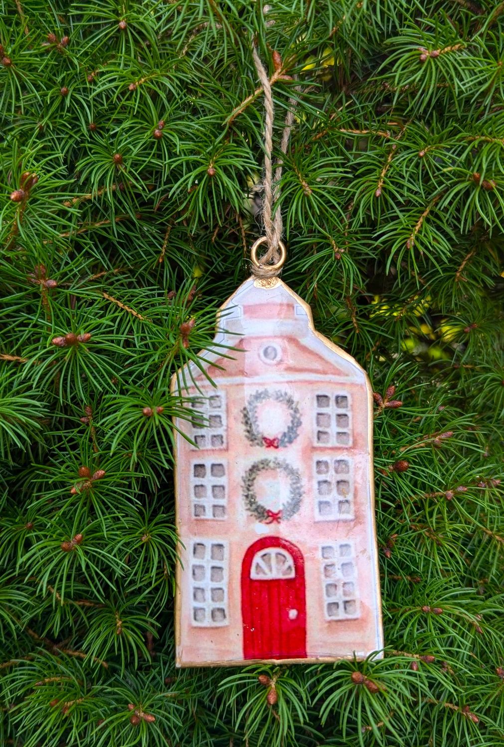 Nostalgischer Hänger weihnachtliches Haus, Metall, sandfarben; beidseitig; mit Jutebändchen; H9,5cm B5cm T1cm Nostalgischer Hänger weihnachtliches Haus, Metall, sandfarben; beidseitig; mit Jutebändchen; H9,5cm B5cm T1cm