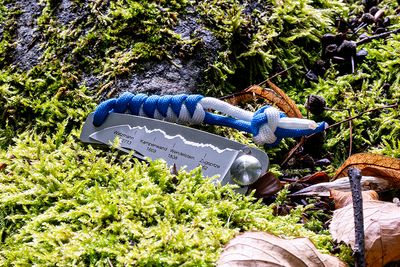 Klappmesser KISS mit Paracord Blau/weiß geknüpft - Best of Bayern Klappmesser KISS mit Paracord Blau/weiß geknüpft - Best of Bayern
