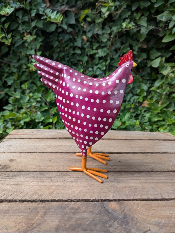 Dekofigur Huhn Metall beerenfarben, weiße Punkte; H 23cm L 19,5cm T 7-10cm Dekofigur Huhn Metall beerenfarben, weiße Punkte; H 23cm L 19,5cm T 7-10cm