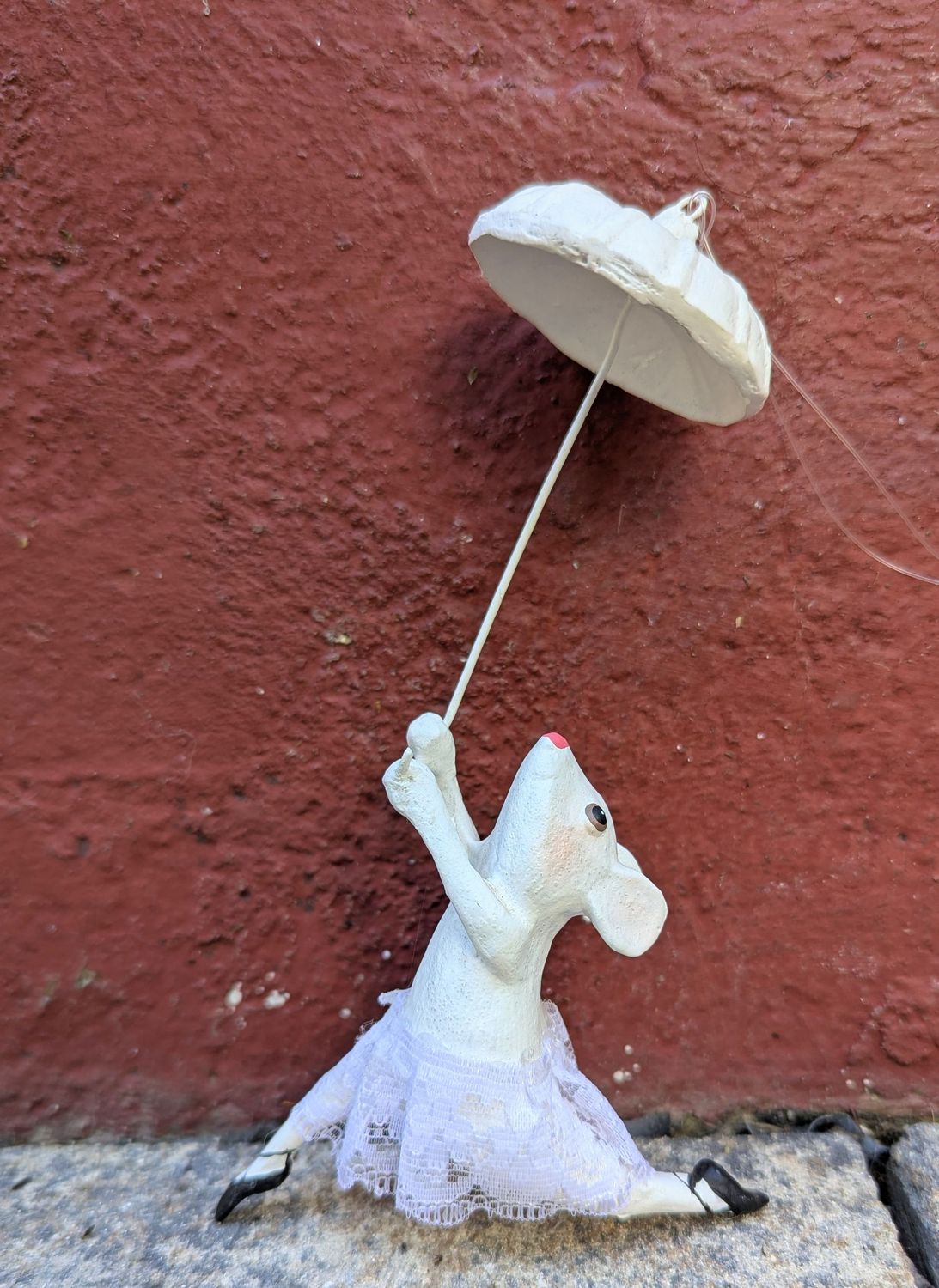 Dekohänger Ballerina Maus, Kunstharz, mit Stofftutu und Regenschirm; nach oben schauend; handbemalt; H17cm B bis 9,5cm