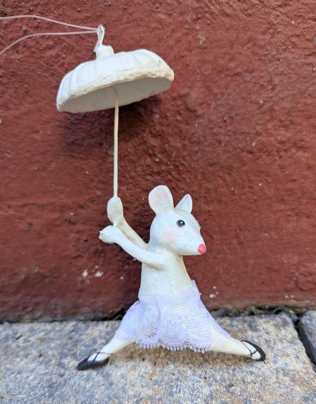 Dekohänger Ballerina Maus, Kunstharz, mit Stofftutu und Regenschirm; nach unten schauend; handbemalt; H14cm B bis 9,5cm Dekohänger Ballerina Maus, Kunstharz, mit Stofftutu und Regenschirm; nach unten schauend; handbemalt; H14cm B bis 9,5cm