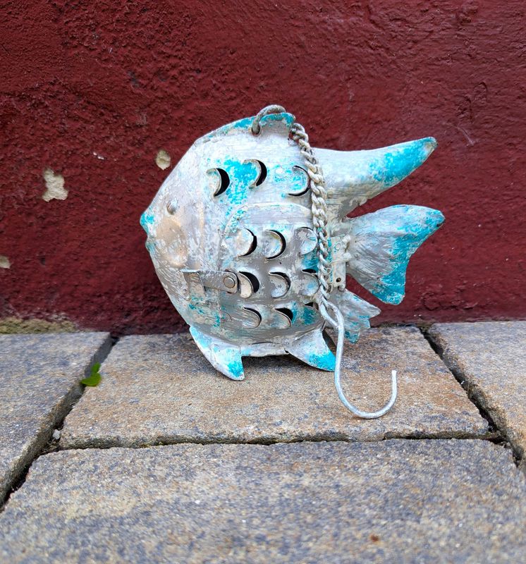 Fisch Discus Windlicht, zum Hängen; Metall, silber-türkis; H14cm B6,5cm L16cm; KettenL ca. 19cm Fisch Discus Windlicht, zum Hängen; Metall, silber-türkis; H14cm B6,5cm L16cm; KettenL ca. 19cm