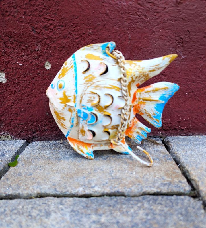 Fisch Discus Windlicht, zum Hängen; Metall, cremefarben gold gewischt, blaue und orange Akzente; H14cm B6,5cm L16cm; KettenL ca. 19cm Fisch Discus Windlicht, zum Hängen; Metall, cremefarben gold gewischt, blaue und orange Akzente; H14cm B6,5cm L16cm; KettenL ca. 19cm