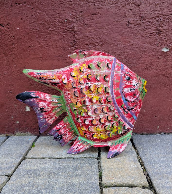 Fisch Windlicht zum Hängen, Metall; rot mit blauen, gelben und grünen Akzenten; H29cm B,5-12cm L34cm; Fisch Windlicht zum Hängen, Metall; rot mit blauen, gelben und grünen Akzenten; H29cm B,5-12cm L34cm;