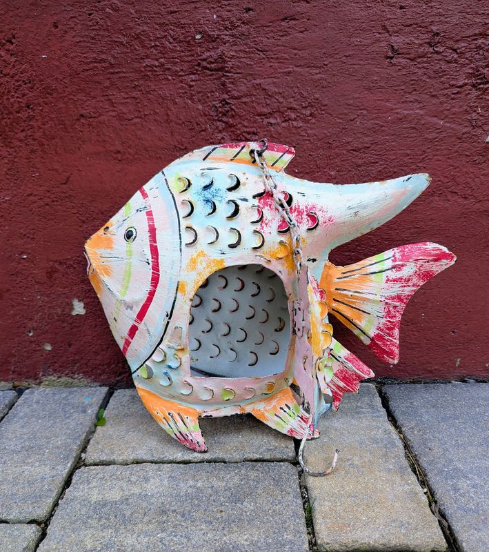 Fisch Windlicht zum Hängen, Metall; lightrosé mit roten, blauen und orangen Akzenten; H29cm B,5-12cm L34cm; Fisch Windlicht zum Hängen, Metall; lightrosé mit roten, blauen und orangen Akzenten; H29cm B,5-12cm L34cm;