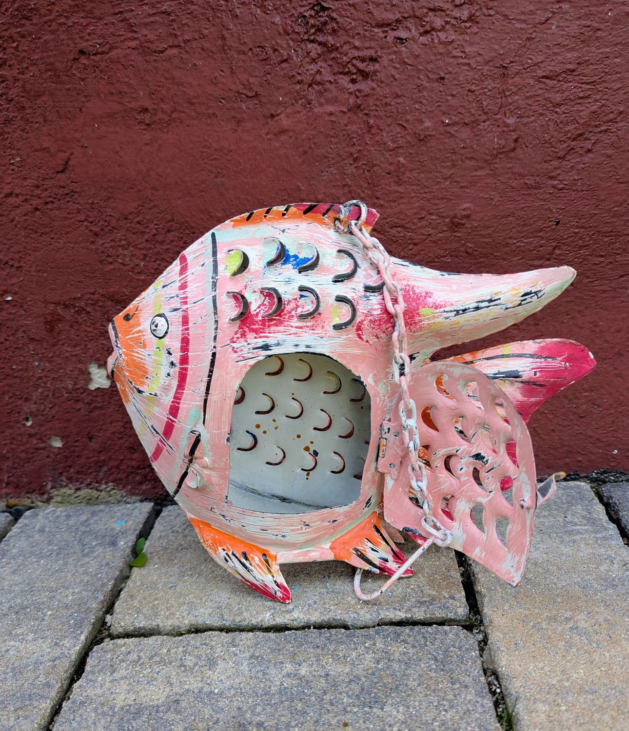 Fisch Discus Windlicht, zum Hängen; Metall, light rosé mit orangen und roten Akzenten; H20,5cm B6,5-7,5cm L26,5cm; Fisch Discus Windlicht, zum Hängen; Metall, light rosé mit orangen und roten Akzenten; H20,5cm B6,5-7,5cm L26,5cm;